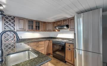 Fully stocked kitchen is all yours! There’s a Whole Foods and Acme around the corner! (4 blocks)