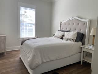 Guest room with queen bed