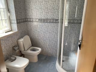 en-suite shower room with all towels and mats