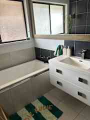 Main Bathroom (2)
