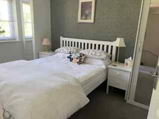 King size bed with en-suite shower and toilet. Cotton sheets and bath sheets available.