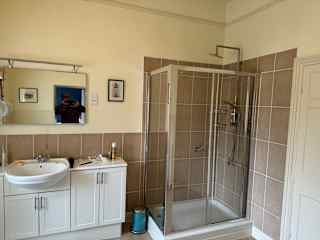 Sitter en suite Shower room