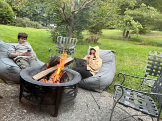 Outdoor lounging area / Firepit