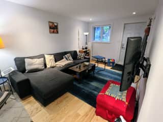 Lounge with comfy and large couch + tv with access to netflix, prime, disney plus, crave...
