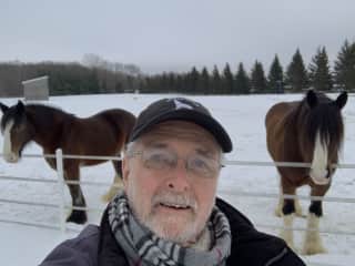 A marvelous sit with two gentle giants.