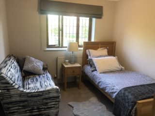 Guest single bedroom