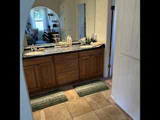 Main bathroom: two sinks
