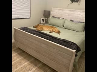 Master bedroom - however typically have folks use the other 2 guest bedrooms during their stay. Both those rooms have a queen size bed.