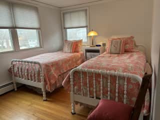 2nd bedroom - 2 twin beds.. has access to guest bathroom nextdoor/hallway