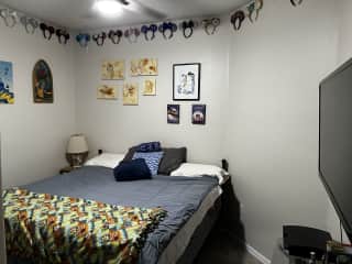 Guest room 1 - king size bed.