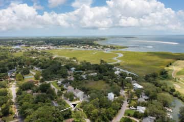 Shows proximity to Shem Creek's dining & entertainment.