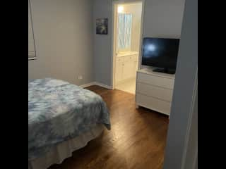 Second guest bedroom with full bed