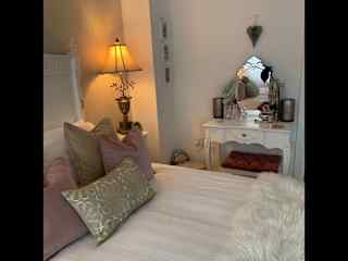 Sitters bedroom .