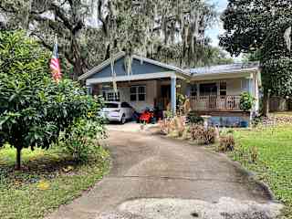 In quiet residential area 1 mile from the beach and 1 mile from historic downtown.