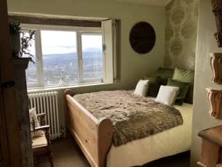 Guest bedroom.