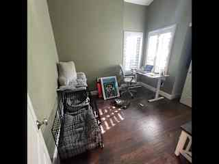 3rd bed room used as office and where the dogs sleep
