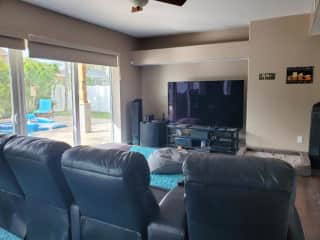 4K Home theater equipped with Dolby Atmos, full cable, Netflix, AppleTV, Hulu, HBO+, Shudder, Disney+, etc.
