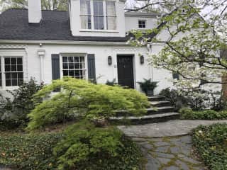 Right in downtown Decatur with lots of places to walk
