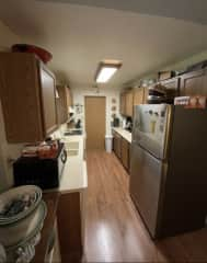 Galley kitchen. We have a extra freezer in the garage if you like to cook whilst here. If not, there are. Quite a few restaurants within 10 minutes driving radius around the house.