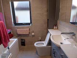 main bathroom with shower over bath