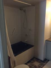 Main bathroom - combined shower and tub. Main salle de bain.