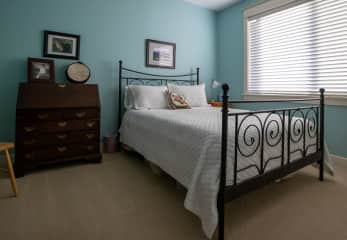 Guest Bedroom-Queen Size Bed