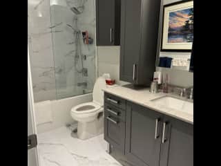 Guest bathroom with tub/shower