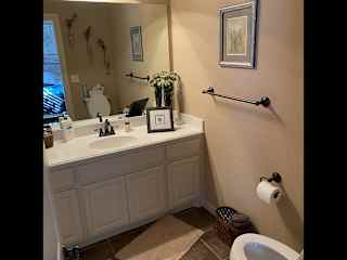 Guest Suite Bathroom 
(has shower / tub)