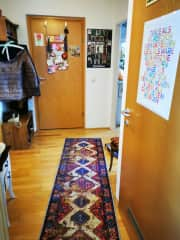 Hallway overlooking the front door.

Flur mit Blick zur Eingangstür.