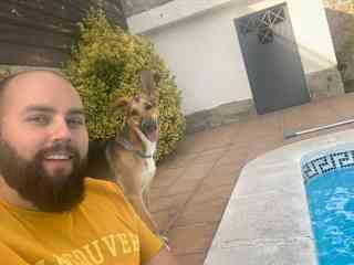 Pasando un bonito día junto a la piscina.