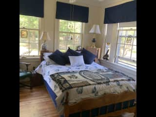 Guest room on main floor. En suite bathroom with shower.   Storage for clothes available upstairs in the kids room.   Small tv with antenna and dvd.  Double bed. Plenty of light with all the windows but good shades for sleeping.