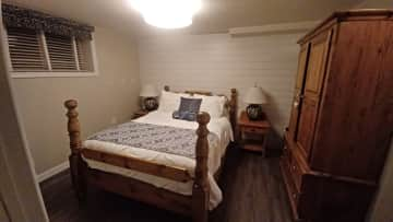 bedroom (queen bed)