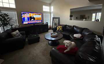 Familyroom w Smart tv-connecting your apps