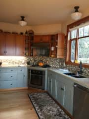 Easy kitchen to cook in with gas stove.