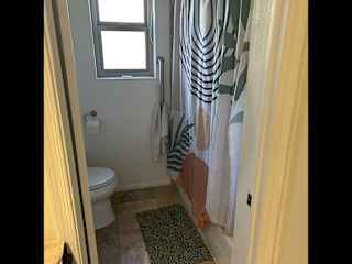 Main bathroom: tub and shower