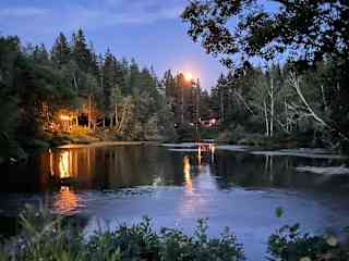 The moon rising on the pond
