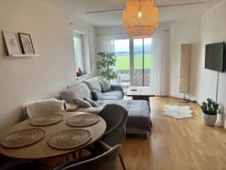 Wohn/Esszimmer mit Balkon und Küche im Appartement 1.OG