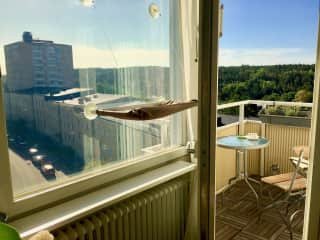 Enjoy the morning sun and a view of the Nacka Nature Reserve (great hiking trails) from the balcony