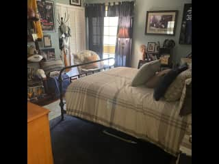 Bedroom, queen bed