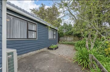 Front vege garden and garden shed (around side of house)