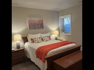 Guest room with queen bed