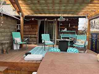 Deck with jacuzzi