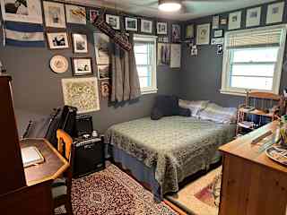 Bedroom with Full bed