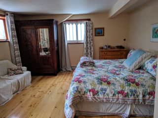 Master bedroom, king-size bed