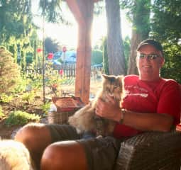 Hanging out with Idgie, the cat at our first housesitting gig.