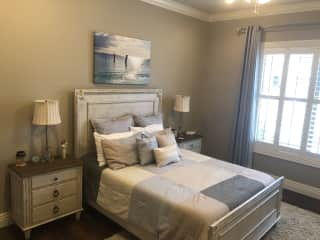 Spacious guest room with queen size Temperpedic mattress