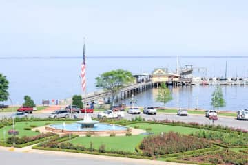 Fairhope pier with live music and lovely walking areas