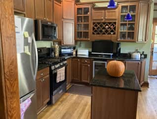 Well-equipped kitchen. I love to cook and bake. You'll have everything you might need!
Note door to back yard on right.