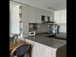 Fully equipped kitchen with water filter that dispenses water (hot-warm-cold-room temp!) and ice.