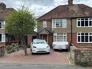 Easygoing Pup + Lovely Market Town Home Close to Oxford = Great Sit!